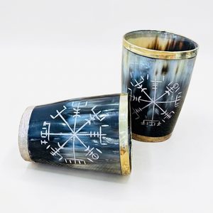 Copa de Cuerno Vikinga Grabada y Pulida, Hecha a Mano con Cuerno Natural de Búfalo, Taza de Cerveza Medieval con Logotipo Personalizado, Tamaño Mediano - Product Image 1
