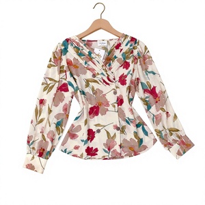 Chemisier élégant à imprimé floral pour femme, col en V croisé, plissé aux épaules, idéal pour la mode décontractée quotidienne et les boutiques de détail. - Product Image 1