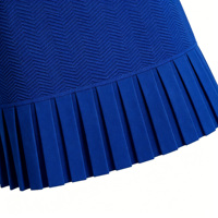 Robe pull universitaire grande taille, col en V, manches courtes, jacquard chevron, broderie chenille, bordure contrastante, robe mini plissée en tricot