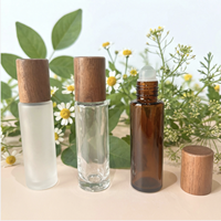 Flacons à bille cylindriques en verre ambré de 5 ml et 10 ml avec couvercle en bois, finition mate écologique, estampage doré pour parfum et huiles essentielles