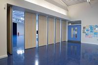 Murs insonorisés pliables, systèmes coulissants mobiles, cadre en aluminium, design moderne, absorption acoustique hautement efficace, réunion, école
