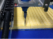 Machine de découpe alimentaire à ultrasons sur convoyeur personnalisée, nouvelle, avec lame en titane, <span class=keywords><strong>fonctionnement</strong></span> automatique, capacité de 300 à 450 plateaux/heure - Product Image 4