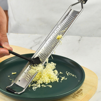 Râpe à gingembre, ail, chocolat, parmesan, agrumes et citron en acier inoxydable 304 avec couvercle de protection et brosse