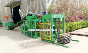 Machine de fabrication de briques automatique QT4-25 en Zambie Machine de fabrication de briques à emboîtement creux en <span class=keywords><strong>argile</strong></span> Pièces de rechange - Product Image 4