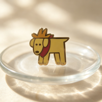 Épinglette en émail dur plaqué or de haute qualité, motif chiot jaune mignon de dessin animé avec couronne et écharpe marron