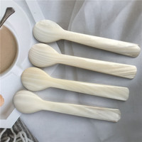 Jolies petites cuillères en perles blanches pour usage cosmétique ou dégustation de caviar, fournies par Vietcrafts.