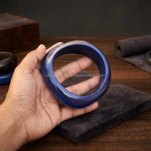 Brazalete de Resina Azul Sólido, Hecho a Mano, Acabado Liso, Brazalete Audaz para Mujer, Joyería Moderna y Única, Artesanía en Resina - Product Image 1