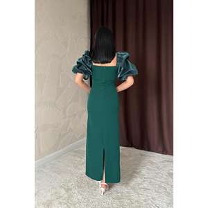 Vestido de noche de satén esmeralda con abertura y manga abullonada, cintura natural - Product Image 2