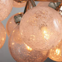 Laiton bruni, bronze et aluminium avec globes en verre soufflé à la main Couleur dorée Lustre linéaire moderne