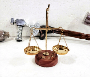 Báscula de Equilibrio Vintage de Latón con Base de Madera y Acabado Dorado, Platos Colgantes, Báscula Mecánica de Estilo Antiguo - Product Image 1