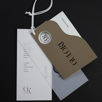 Étiquettes suspendues personnalisées de luxe avec logo en relief, en carton noir, étiquettes en papier imprimées, étiquettes oscillantes pour vêtements - Respectueuses de l'environnement