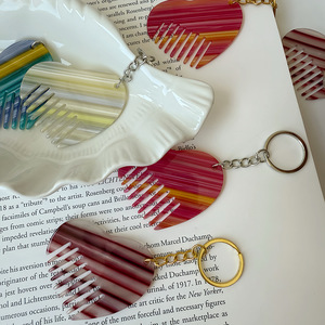 หวีรูปหัวใจดีไซน์ใหม่ปี 2026 แฟชั่นสร้างสรรค์  อะซิเตทสีแดง พวงกุญแจ DIY สายคล้อง<span class=keywords><strong>โทร</strong></span>ศัพท์ จี้ห้อยกระเป๋า ของขวัญโปรโมชั่นขายส่ง - Product Image 2