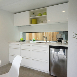 Mini-cuisine moderne pour chambre d'hôtel, idéale pour les projets hôteliers, armoire de cuisine compacte avec réfrigérateur et micro-ondes intégrés - Product Image 3