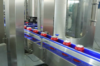 Machine de remplissage de canettes de bière entièrement automatique, contrôlée par PLC, haute capacité, pour applications en matière de boissons et de produits chimiques, BKBK007