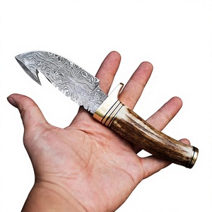 Cuchillo de caza de hoja fija de acero de Damasco hecho a mano, punta de gota, filo dentado, mango de asta de ciervo - Product Image 1