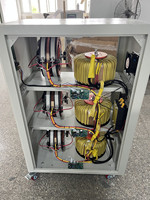 Régulateur de tension IEC60076 50/60HZ AVR 10KVA 20KVA 50KVA 100KVA Stabilisateur de tension triphasé 30KVA 220V pour équipement industriel