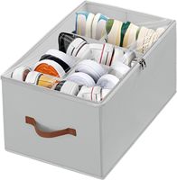 Unité de rangement pliable pour chaussures avec couvercle transparent et poignées robustes, gain de place et capacité de contenir 12 paires de chaussures.
