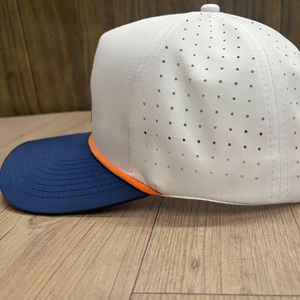 Casquette de golf et de baseball noire imperméable à 5 panneaux, perforée avec logo en silicone personnalisé découpé au laser, 100 % polyester, ajustable - Product Image 3