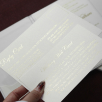 Motifs créatifs Deboss Feuille d'or de luxe LOGO personnalisé et détails de texte et cartes RSVP Couverture rigide Invitations avec enveloppe
