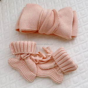 Set Regalo 2 Pezzi per Neonata: Fascia per Capelli con Grande Fiocco in Maglia Tinta Unita Preannodata e Scarpine Abbinate in Morbido Cotone - Product Image 4