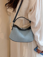 Sac à main hobo pour femme en jean et cuir PU avec fermoir rotatif, petit sac à bandoulière à poignée supérieure avec breloque poupée pour usage quotidien