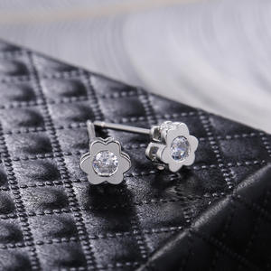 Orecchini a Perno con Fiore, Zircone Bianco Taglio Brillante Rotondo, Montatura a Castone in Lega, Gioiello Unisex, Regalo Carino - Product Image 4