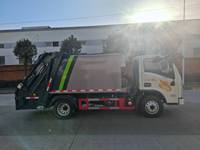 Camion à ordures compacté Sinotruk de 6 mètres cubes pour utilisation en rue