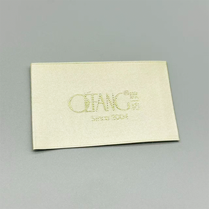 Personnalisation de logo sur tissu satiné simple et délicat pour la conception d'étiquettes de col de vêtements haut de gamme - Product Image 5