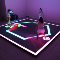 Jeu interactif Pixel Arena : activer le jeu, sol LED pour salle de jeux, idéal pour parcs d'attractions commerciaux intérieurs