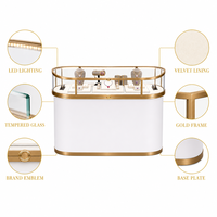Vitrine de présentation de bijoux incurvée, minimaliste, dorée, couleur personnalisable, en métal et verre, pour magasin de luxe, centre commercial, vente en gros
