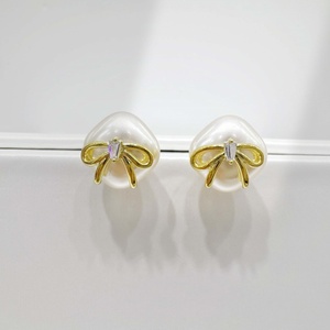 Boucles d'oreilles clous en argent sterling 925 plaqué or 18 carats avec perle d'eau douce classique, pour femme, idéales pour l'été et les mariages. - Product Image 4