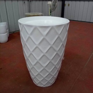 Macetas Grandes de Resina de Alta Resistencia para Plantas, de Fibra de Vidrio para Interiores y Exteriores con Acabado Brillante para Hogar y Jardín - Product Image 1