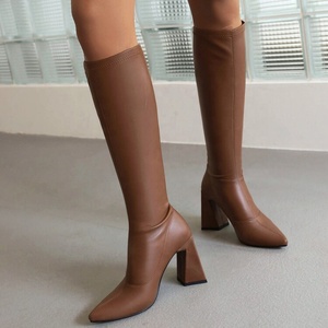 Botas Altas de Mujer Talla Grande 48 con Punta Fina y Tacón Grueso, Diseño Único, Ajuste Ceñido y Elegante para Montar a Caballo - Product Image 1