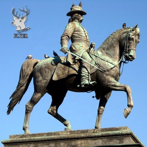 Scultura Urbana Maestosa di Cavallo Equestre con Cavaliere in Bronzo Fuso - Product Image 2