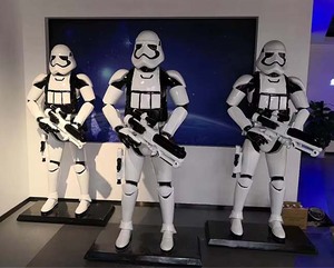 Grande sculpture de soldats blancs en fibre de verre de taille réelle <span class=keywords><strong>Star</strong></span> War-<span class=keywords><strong>Storm</strong></span> <span class=keywords><strong>Trooper</strong></span> sculpture statue en résine Movie figure Decor - Product Image 2