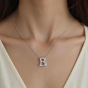 Collar con Colgante de Inicial de la A a la Z en Acero Inoxidable Chapado en Oro PVD de 18K con Cadena Lateral con Cuentas |   Hipoalergénico y Ligero - Product Image 4
