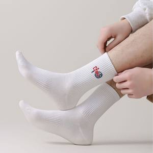 Chaussettes de sport pour hommes et femmes en coton peigné brodé Chaussettes de badminton Style national Feux d'artifice Design Noir Blanc - Product Image 4