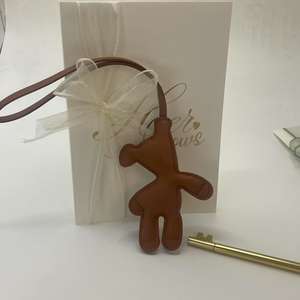 Nuevo Llavero de Cuero con Diseño de Oso de Dibujos Animados, Colgante para Mochila con Impresión UV, Popular en Internet - Product Image 3