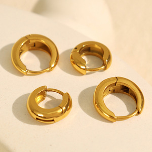 ต่างหูแบบห่วง ไทเทเนียมสตีล ชุบทอง 18K สำหรับทุกเพศ ใส่ได้ทุกวัน ดีไซน์มินิมอล ลายเส้นวงรี รูปทรงตัวยู รูปทรงเรขาคณิต - Product Image 2