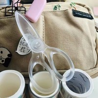 Ciseaux transparents sûrs et adaptés aux mains, lames en plastique arrondies, entièrement en résine ; fabriqués en Chine, conçus pour les travaux manuels des étudiants et les bébés.