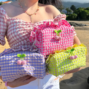 Venta al por mayor de las mujeres de playa bolsas de maquillaje de verano personalizado rosa de viaje con volantes acolchado Seersucker Gingham bolsa de cosméticos - Product Image 3