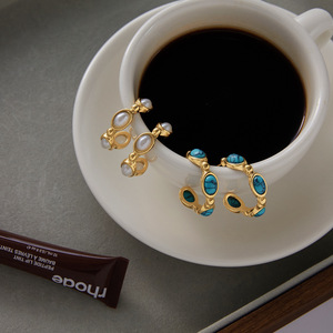 Boucles d'oreilles créoles en acier inoxydable plaqué or 18 carats avec turquoise bleue sertie clos, design géométrique, bijoux de mode - Product Image 4