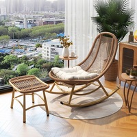 Fauteuil à bascule en rotin pour balcon et salon, idéal pour les loisirs en plein air