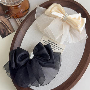 Élégante pince à cheveux en satin et organza avec nœud et perles pour femme - Product Image 2