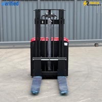 Gerbeur électrique double élévateur autoporté avec longueur de fourche de 1150 mm, pneus en PU et mât bi-étages pour une conduite en position debout