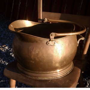 Lujoso Cubo de carbón de latón vintage diseñado para almacenar carbón de chimenea mientras agrega elegancia a su decoración rústica o tradicional - Product Image 1