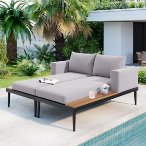 Chaise longue d'extérieur 2-en-1 élégante, moderne et confortable, grise, avec plateau en bois et espaces latéraux, pour bord de piscine - Product Image 1