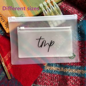 Petit sac à maquillage pas cher personnalisé et unique en EVA PVC TPU givré transparent avec glissière pour cheveux plats avec attache-cheveux pour filles - Product Image 2