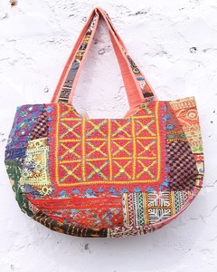 Hermosas Bolsas Banjara, una Fusión de Tradición y Estilo Boho Moderno, Bordado Tribal Auténtico y Trabajo con Espejos para Mujer - Product Image 4