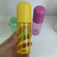 Vente en gros de flacons pulvérisateurs en plastique PET de 120 ml, forme ronde, couleur personnalisée, design capsule, pour parfum et shampoing